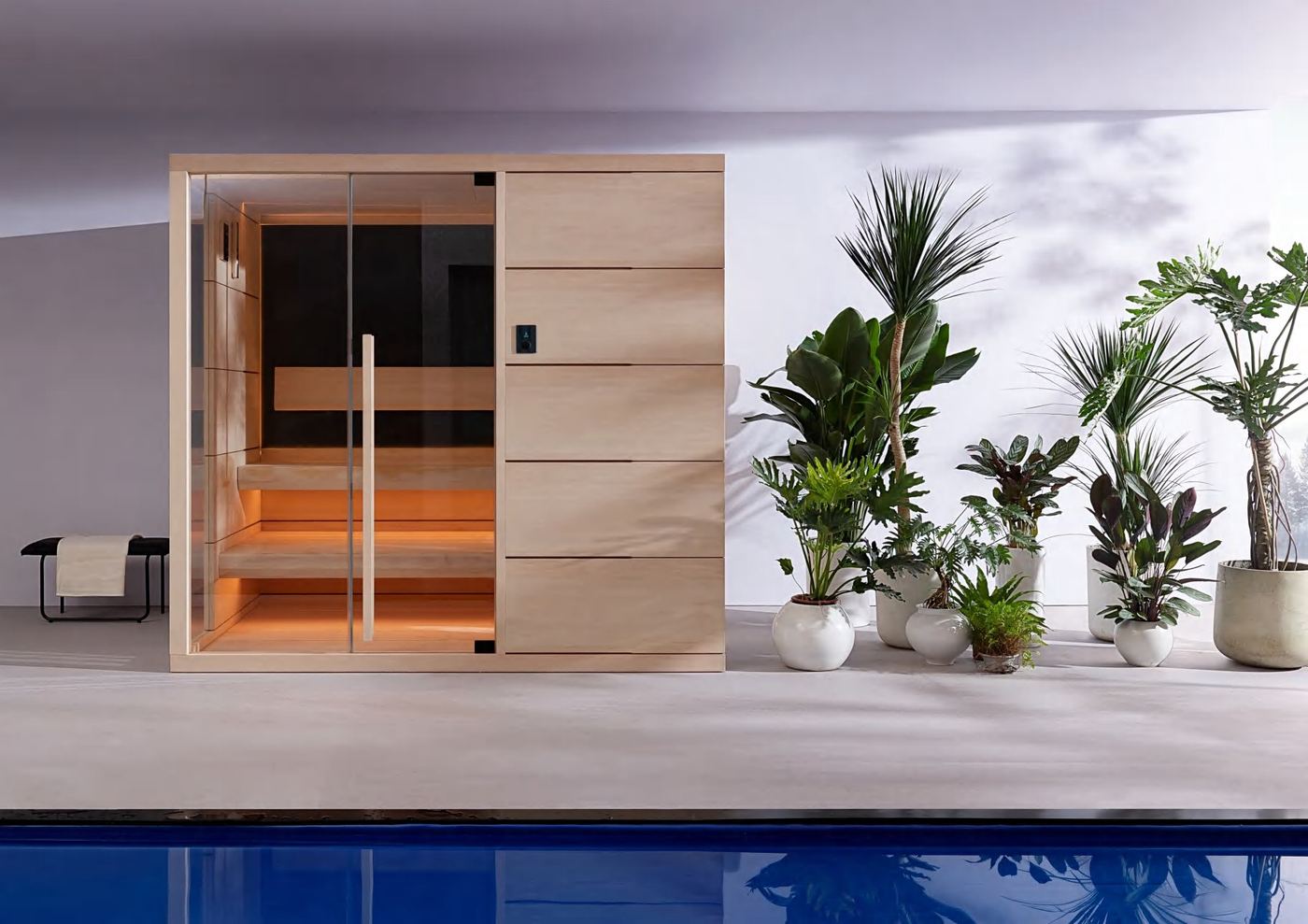 Sauna junto a piscina interna, cercada de plantas — modelo da linha indoor da fábrica, ainda não importado pela EREZ.